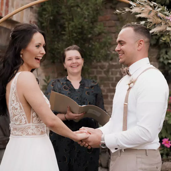 Hochzeit Ein Ehepaar bei der freien Trauung. Beide strahlen vor Freude.