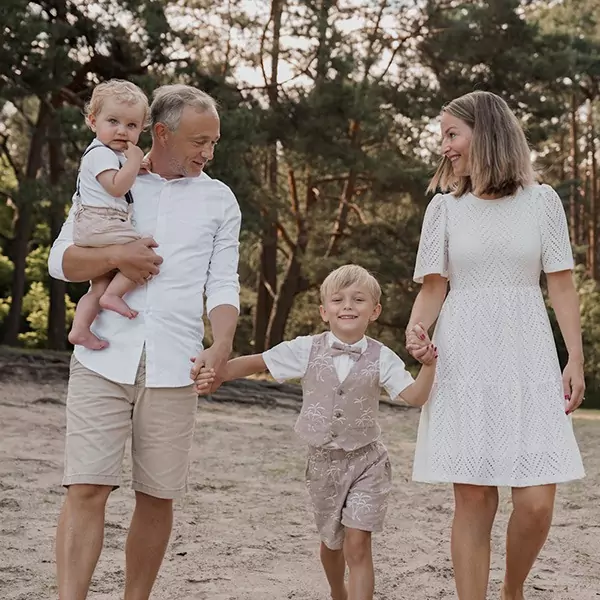 Familie_neu Eine vierköpfige Familie sitzt in der blühenden Heide.